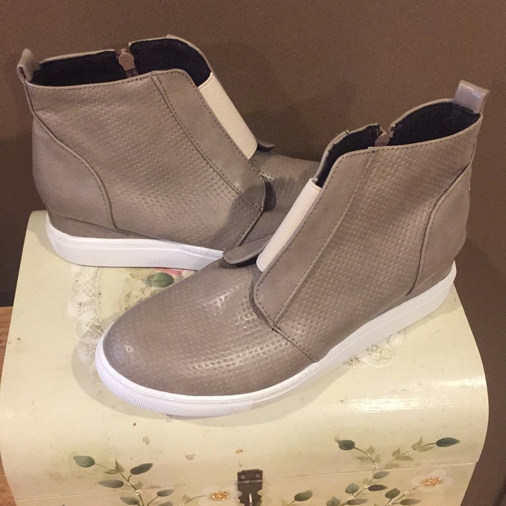 Cute tan boot sneakers New without box